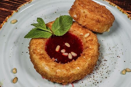 Жареный камамбер с ягодным соусом