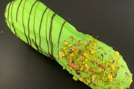 Пирожне Эклер фисташковый