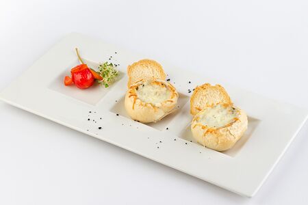 Жюльен в белой булочке с курицей и грибами