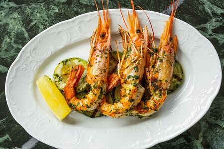 Лангустины, кабачки, чесночное масло