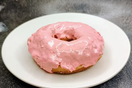 Пончик Клубничный