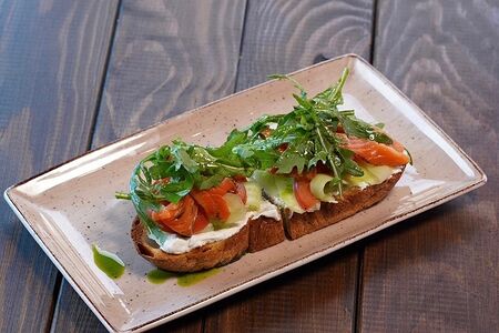 Брускетта с лососем