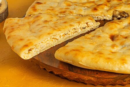 Пирог с курицей, грибами и сыром