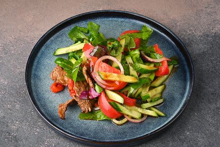 Салат с обжаренной говядиной