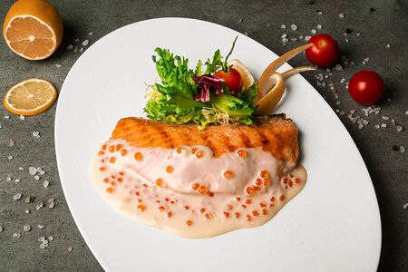 Стейк лосося в икорном соусе