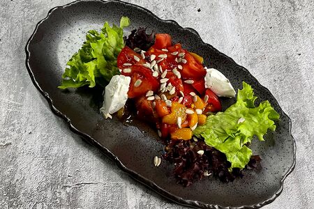 Салат с томатами и печёным перцем