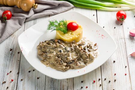 Бефстроганов с картофельным пюре