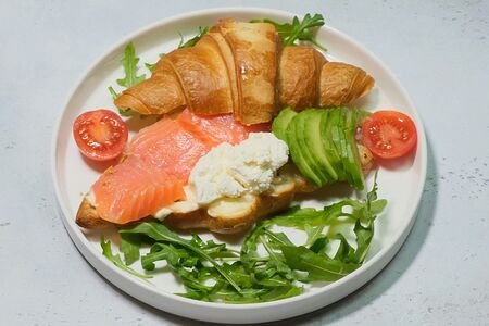 Круассан с лососем, авокадо и сыром