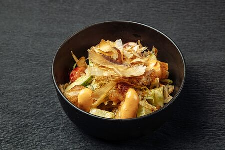 Салат с Креветками Темпура и кунжутным соусом