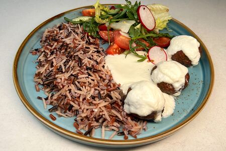 Рис с котлетками из индейки