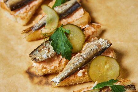 Бутеры с сырным муссом и балтийскими шпротами