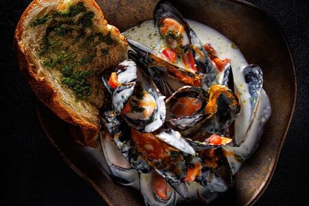 Мидии в томатном соусе