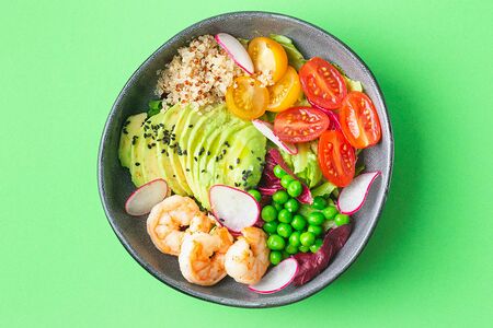 Боул с авокадо и креветками