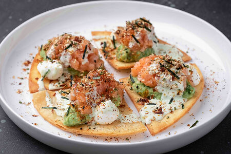 Хрустящий лосось и гуакамоле