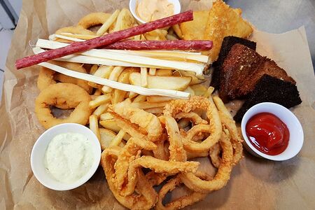 Большая тарелка закусок