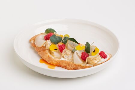 Брускетта с сыром бри и сладкой грушей