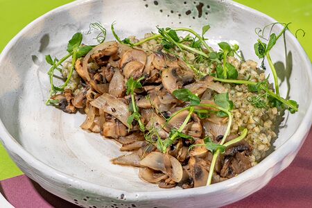 Зеленая гречка с грибами