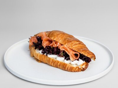 Круассан с лососем и крем-сыром