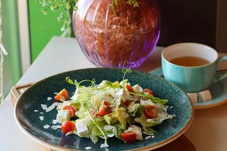 Салат с авокадо и греческим сыром