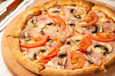 Пицца Ветчина и шампиньоны