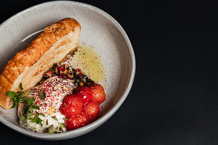 Дип из сыра феты, песто из оливок и печеными томатами черри