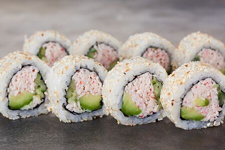 Ролл Калифорния со снежным крабом в кунжуте