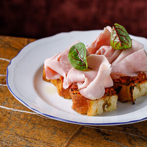 Брускетты с прошутто котто и томатным песто