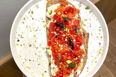 Брускетта со страчателлой и томатами