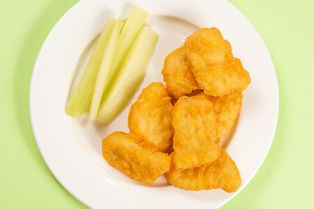 Куриные наггетсы со свежим огурчиком