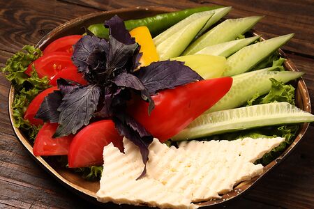 Овощная нарезка с соленым сыром Чанах