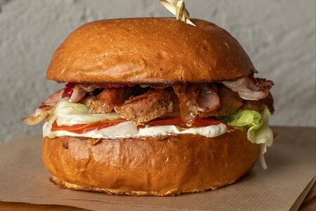 Бургер с индейкой и овощами гриль