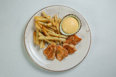 Курочка с фри и сырным соусом