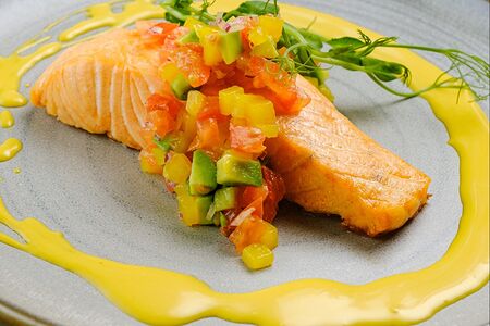 Лосось гриль с манговым чатни