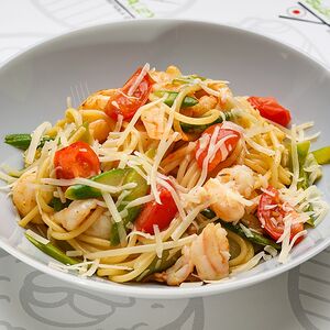 Паста с креветками и спаржей