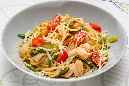 Паста с креветками и спаржей