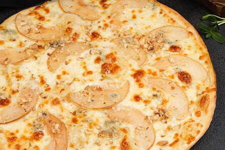 Пицца с грушей и сыром дорблю