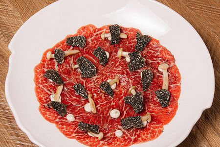 Карпаччо говядина, шимиджи, трюфель