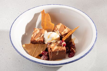 Брауни шоколадный с вишневым соусом и карамелью