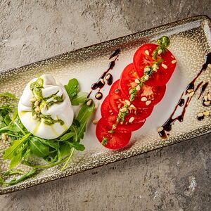 Буррата с томатами и базиликом