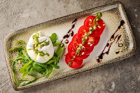 Буррата с томатами и базиликом