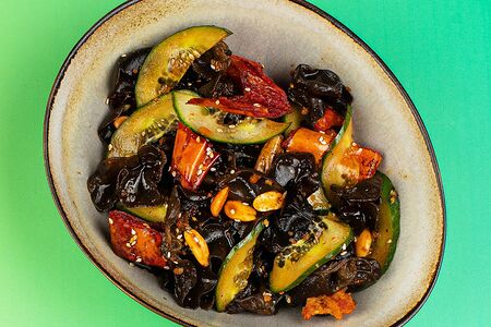 Салат с древесными грибами