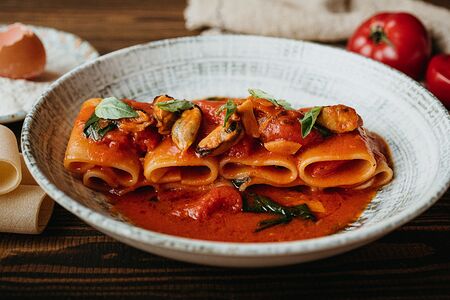 Паккери с мидиями, томатами, анчоусами и травами