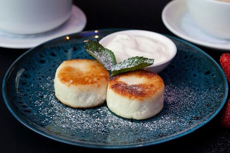 Сырники с соусом