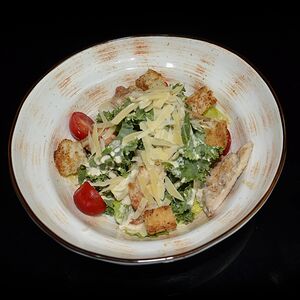 Салат Цезарь с курицей