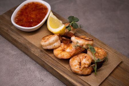 Жареные креветки с чесноком и зеленью