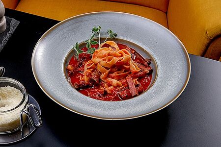 Тальятелле в томатном соусе с пастрами и вялеными томатами