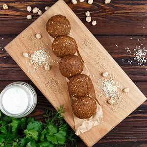 Шарики из фалафеля и соус