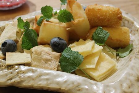 Жареные сыры с ягодами