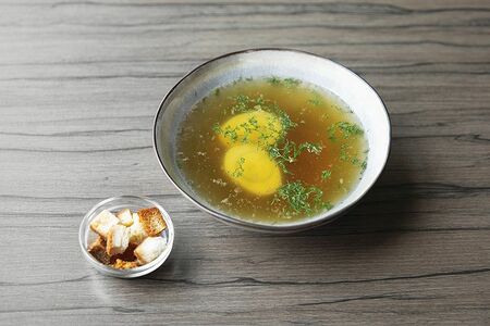 Куриный бульон с яйцом