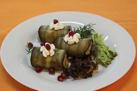 Рулетики из баклажан